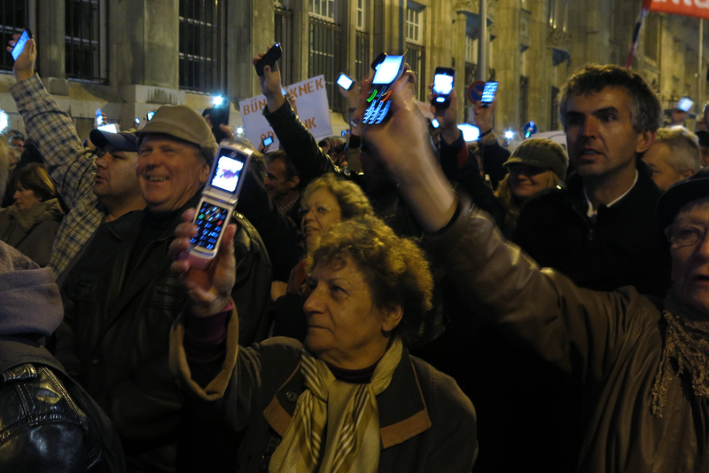 Illustration for article titled Miles de personas protestan en Budapest contra el impuesto de Internet